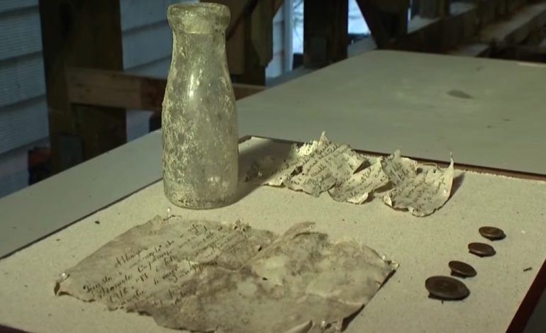 Trovata capsula del tempo nascosta in un mulino per più di cento anni