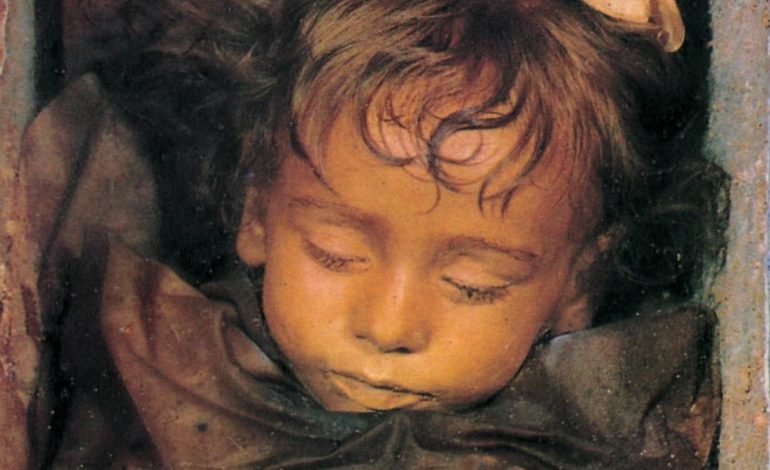 La storia di Rosalia Lombardo, la bimba imbalsamata definita la “Bella addormentata”