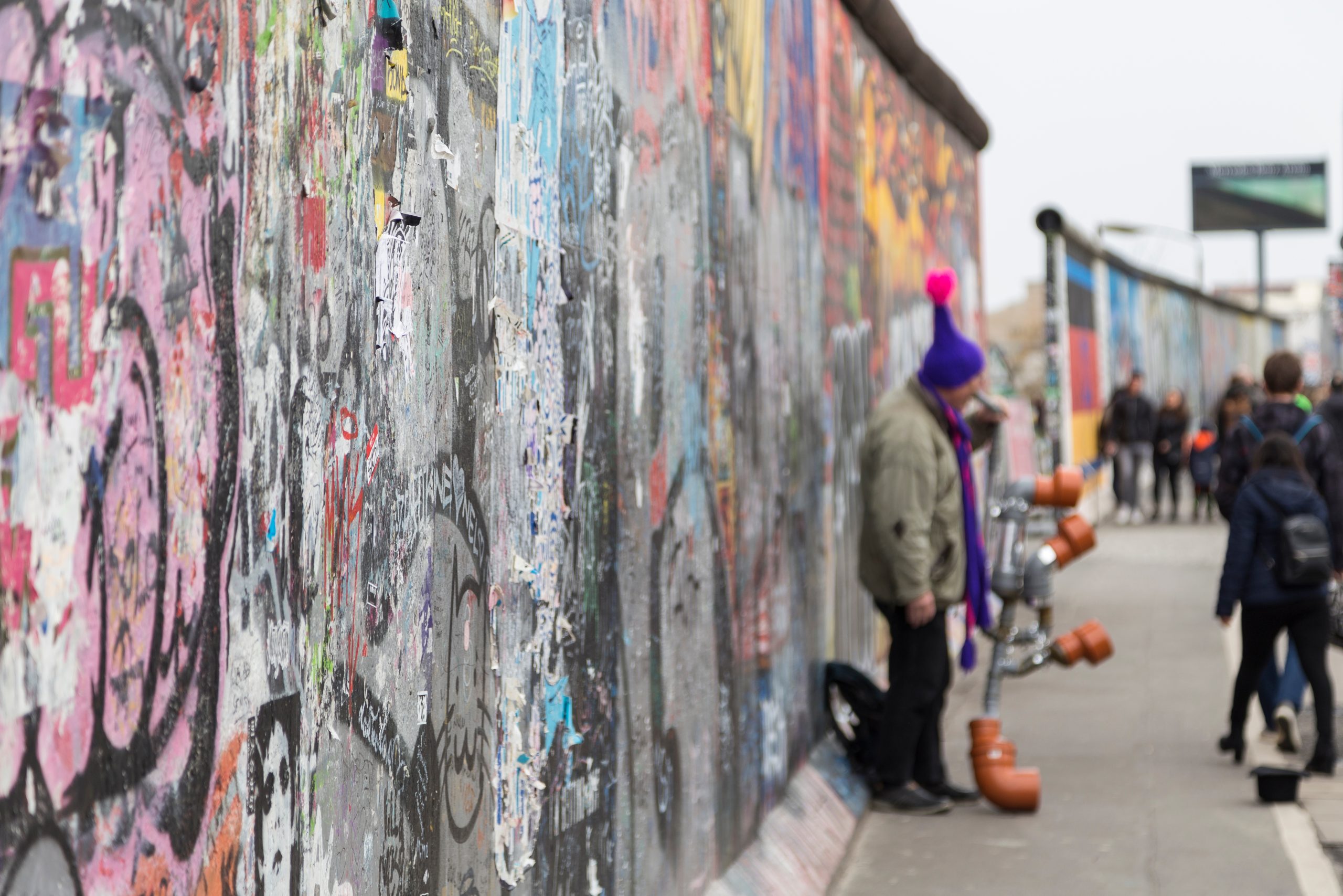 Il 9 Novembre 1989  cade il  Muro di Berlino, oggi li costruiamo …