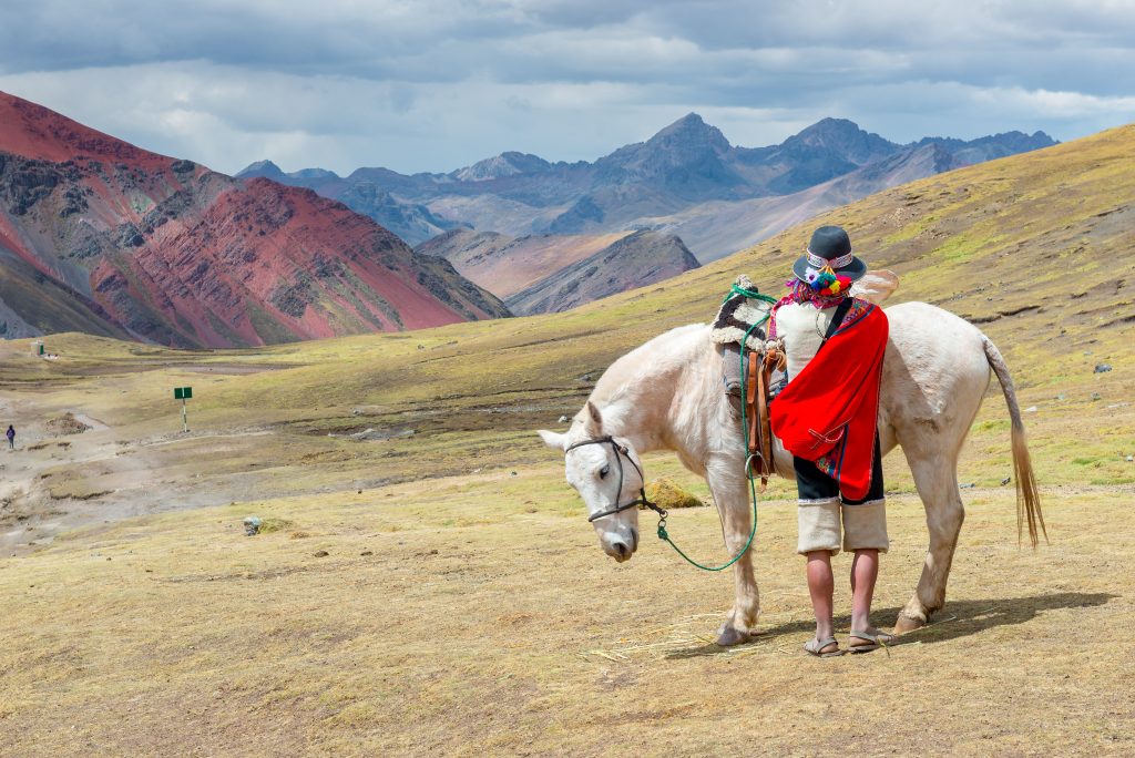 Fra le Ande peruviane si nasconde una sorprendente montagna arcobaleno