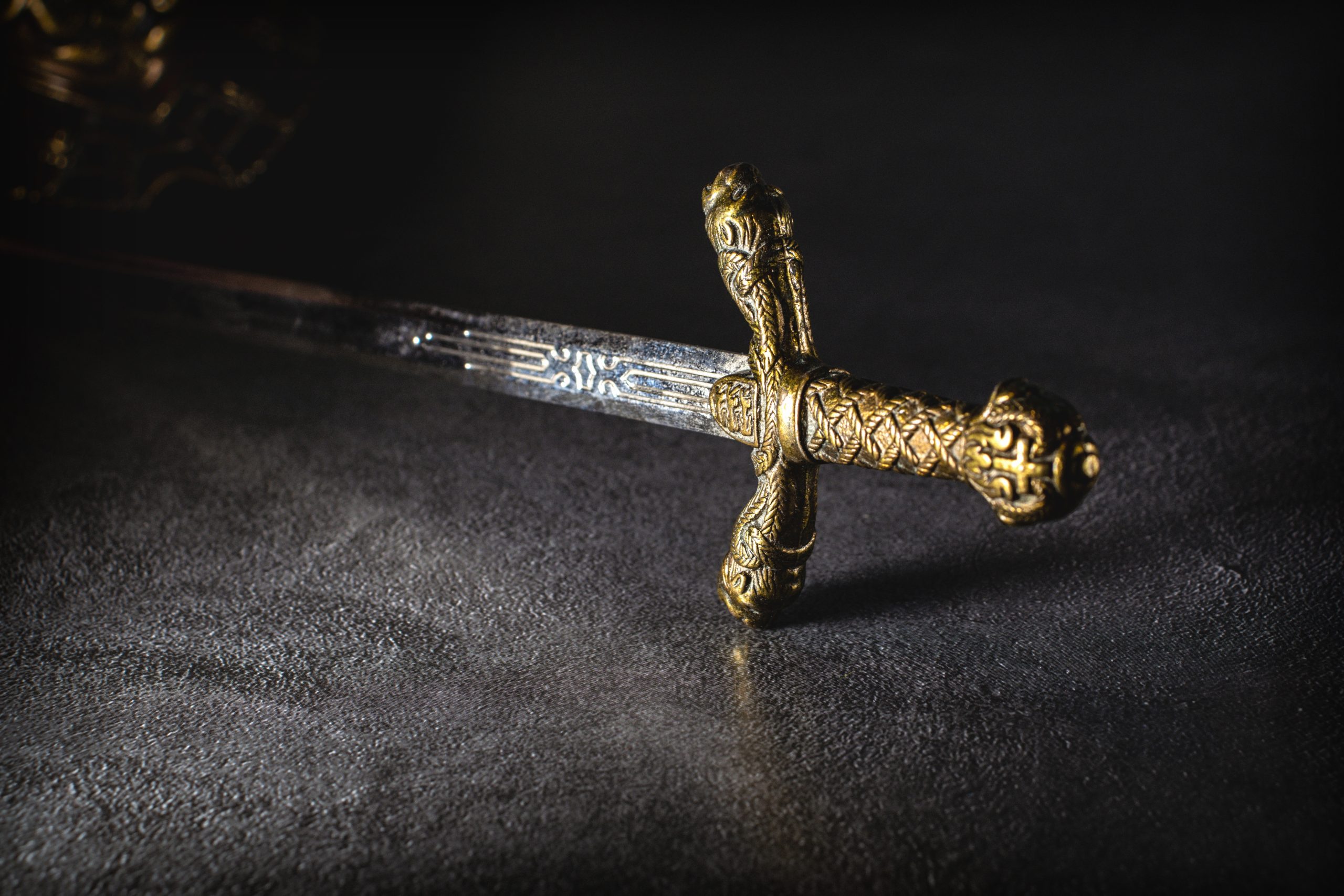 Un sub ha ritrovato una spada nel fondo del mare dopo 900 anni, apparteneva a un crociato
