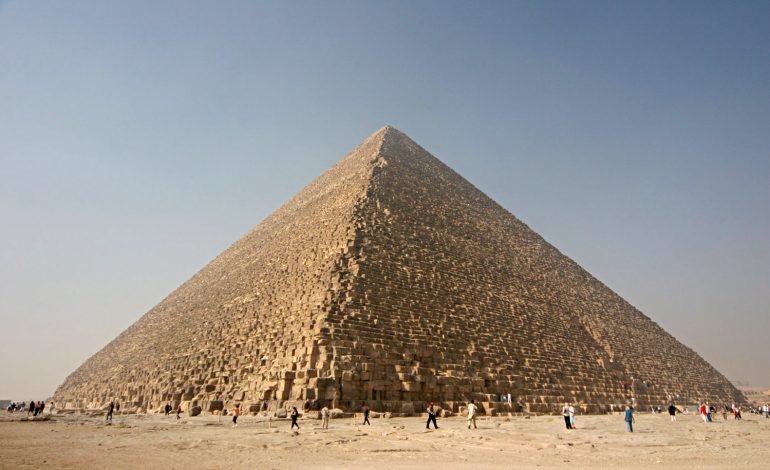 La misteriosa coincidenza tra la velocità della luce e la Grande Piramide di Giza