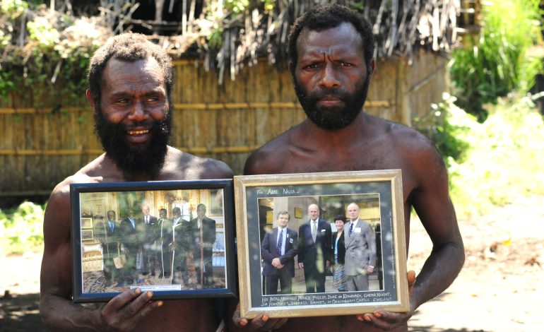 Il Principe Filippo e la venerazione in un’isola nel Pacifico