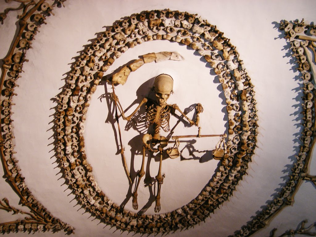 La cripta sotto la chiesa di Santa Maria Immacolata interamente decorata con ossa umane