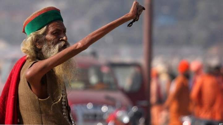 Amar Bharati, l’uomo che da 49 anni tiene la mano alzata in devozione di Shiva